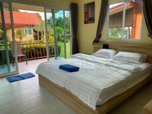 Postel nebo postele na pokoji v ubytování Siriporn Resort Koh Chang