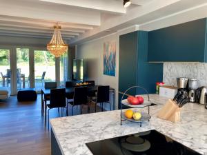 uma cozinha e sala de estar com um balcão e uma mesa em Luxus-Maisonette für die große Familie mit direktem Strandzugang em Binz