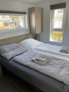 2 Betten mit Handtüchern in einem Schlafzimmer in der Unterkunft Beach Chalet in Scharbeutz