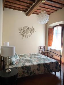 A bed or beds in a room at Dolcevita Chianti Apartments