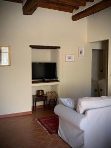 A television and/or entertainment centre at Dolcevita Chianti Apartments