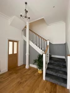 uma escada numa casa com uma escada em Red Barns Bed & Breakfast em Redcar