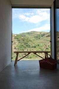 uma mesa de piquenique em frente a uma grande janela em Quinta de São Pedro em Barrô