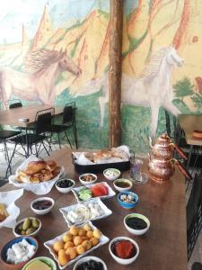 uma mesa com muitos tipos diferentes de alimentos sobre ele em Azalea Terrace Hotel em Goreme