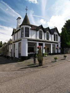 un grande edificio bianco con una croce sopra di The Merryburn - Rooms and Courtyard Studios a Dunkeld