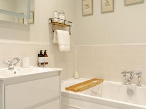 Ένα μπάνιο στο Beehives Cottage at Woodhall Estate +13 φωτογραφίες