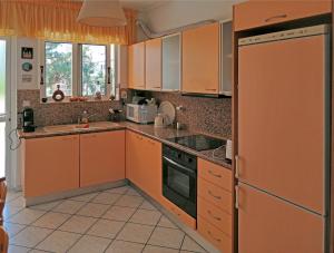 Kuchyň nebo kuchyňský kout v ubytování 145 м2 Seaside Apartment