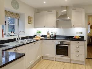 Кухня или кухненски бокс в Beehives Cottage at Woodhall Estate