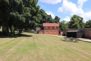 Κήπος έξω από το Beehives Cottage at Woodhall Estate