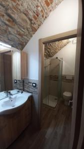 A bathroom at La maison du château