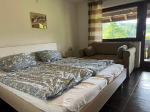 - une chambre avec un lit et un canapé dans l'établissement Ferienhaus Samy, à Feldberg