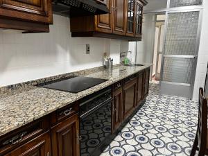 ア・コルーニャにあるOktheway Riego de Aguaのシンクとカウンタートップのあるキッチン