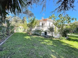 une image d'une maison avec une cour dans l'établissement VILLA VALENTINA BORD DE MER AU CALME, à Antibes