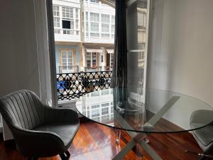 ア・コルーニャにあるOktheway Riego de Aguaの窓のある部屋(ガラスのテーブル、椅子付)