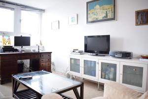 Televisor o centre d'entreteniment de Light and Airy 2 Bed Flat in the Heart of London