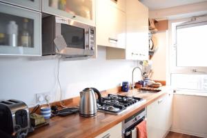 Kuchnia lub aneks kuchenny w obiekcie Light and Airy 2 Bed Flat in the Heart of London