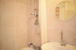 Łazienka w obiekcie Light and Airy 2 Bed Flat in the Heart of London