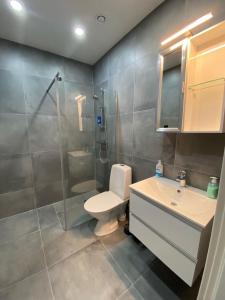 Kylpyhuone majoituspaikassa Solberga lägenhetshotell