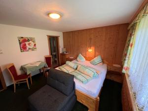 ein Schlafzimmer mit einem Bett, einem Stuhl und einem Tisch in der Unterkunft Apartment Wiesenhof - LFD201 by Interhome in Längenfeld