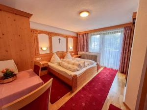 ein Schlafzimmer mit einem Bett und einem Tisch in einem Zimmer in der Unterkunft Apartment Wiesenhof - LFD201 by Interhome in Längenfeld
