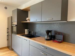 Kuchyňa alebo kuchynka v ubytovaní Apartment Bergblick by Interhome