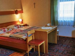 ÖblarnにあるHoliday Home Landhaus Prieger by Interhomeのベッドルーム1室(ベッド1台、デスク、壁掛けクロス付)