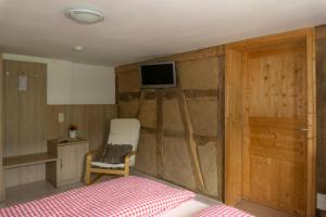 TV a/nebo společenská místnost v ubytování Naturhotel Holzwurm