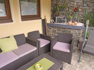 een patio met 2 stoelen, een bank en een tafel bij Apartment Leiter-3 by Interhome in Sölden
