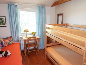 Двухъярусная кровать или двухъярусные кровати в номере Apartment Landhaus Mahnhamm-2 by Interhome