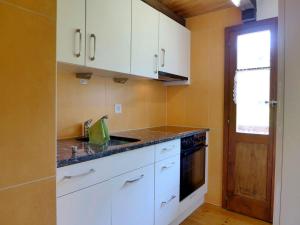 Dapur atau dapur kecil di Apartment Jostbiel by Interhome
