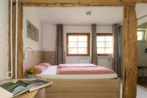 Postel nebo postele na pokoji v ubytování Naturhotel Holzwurm