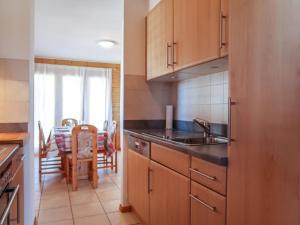 Kuchyň nebo kuchyňský kout v ubytování Apartment Les Chouettes 1 by Interhome