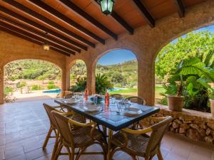 un comedor al aire libre con mesa y sillas en Holiday Home Can Caubo - CDO200 by Interhome, en S'Horta