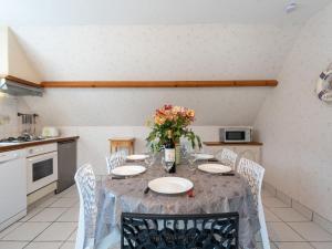 ポールバイユにあるHoliday Home Côte des îles - PRB408 by Interhomeのキッチン(花瓶付)