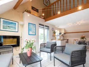 ポールバイユにあるHoliday Home Côte des îles - PRB408 by Interhomeのリビングルーム(ソファ、椅子、暖炉付)