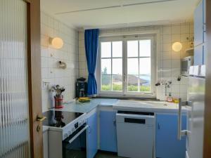 Cuisine ou kitchenette dans l'établissement Chalet Panoramablick by Interhome