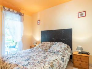 a bedroom with a bed and a window at Holiday Home de Beaumont by Interhome in Carentan