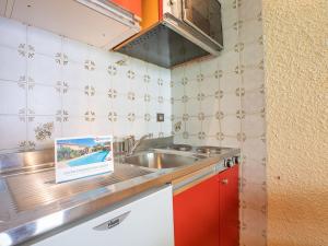 kuchnia ze zlewem i blatem w obiekcie Apartment Le Sérac-3 by Interhome w Val Thorens