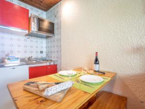 Kuchyň nebo kuchyňský kout v ubytování Apartment Sérac B4 by Interhome
