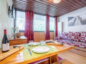 Posezení v ubytování Apartment Sérac B4 by Interhome