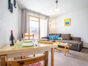 Posezení v ubytování Apartment Cime de Caron 2204 by Interhome