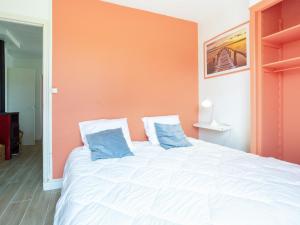 Un dormitorio con una cama grande con dos almohadas azules. en Holiday Home Les mielles by Interhome, en Denneville-Plage 8 fotos más