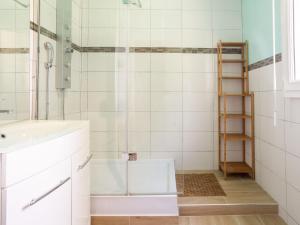 un baño con ducha y lavabo en Holiday Home Les mielles by Interhome, en Denneville-Plage