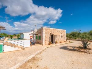 una casa de piedra con piscina en el desierto en Holiday Home Son Ulari Petit by Interhome, en Can Picafort