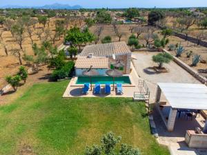 una vista aerea di una casa con piscina e prato di Holiday Home Son Ulari Petit by Interhome a Can Picafort