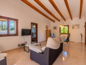 Una sala de estar con dos sofás y un televisor. en Holiday Home Son Ulari Petit by Interhome, en Can Picafort