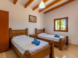 una camera da letto con due letti e una finestra di Holiday Home Son Ulari Petit by Interhome a Can Picafort Altre 12 foto