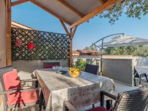 En terrasse eller udendørsområde på Holiday Home Ruza by Interhome