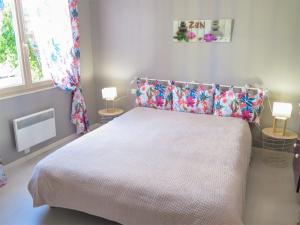 Postel nebo postele na pokoji v ubytování Holiday Home Tuilières - CME100 by Interhome