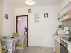 Kuchyň nebo kuchyňský kout v ubytování Apartment Borovina-1 by Interhome